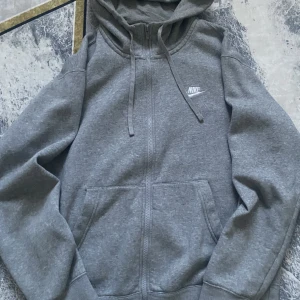 Nike Grå Kofta - Hej! Säljer denna gråa Nike kofta för 300 kr (Köpte den för 800 kr). Användning en gång då den var lite stor för mig. Om ni är intresserade eller vill se fler bilder på den så är det bara att skriva till mig☺️.Ps ni stor för frakten!