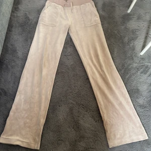 Juicy beiga  - Säljer mina beiga juicy byxor för att dom ej kommer till andvändning. Dom är i storlek XS och i bra skick 🙂 har andvända dom ganska mycket så om ni vill köpa billigare så är det bara att skriva😙