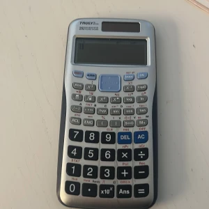 Miniräknare  - Den här miniräknaren är en mycket lik modellen Texas instrument. De är lika fungerande bara olika modeller. Denna fungerar mycket bra till en individ som t.ex studerar i naturprogrammet. Har 3 st och en kostar 650. Pris kan diskuteras.