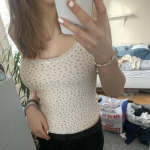 Brandy melville linne - Jättegulligt brandy melville linne med blommor 💙🤍