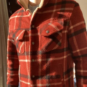 Jacka från Nudie Jeans  - Super fin jacka från Nudie Jeans knappt använd och super kvalitet! 
