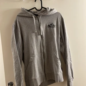 Huvtröja med dragkedja - En tröja från patagonia i princip nyskick, knappt använd. Stor i storleken 