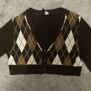 Kofta - Säljer denna jättegulliga koftan från H&M som jag bara har använt några få gånger.💗