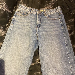 Byxor  - Blåa Jeans från Kappahl. Dessa är inte använda fick dem som en present men dem passar inte💖