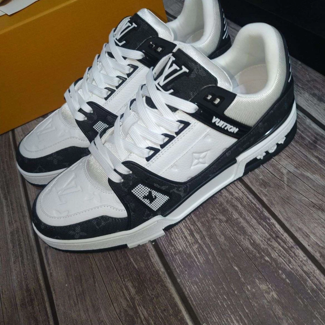 Louis Vuitton  - 90