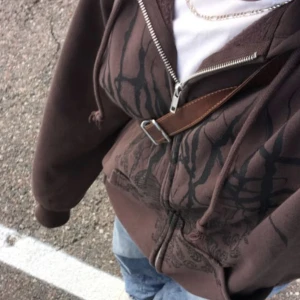 Brun Hoodie  - Brun Hoodie🤎 Den är slutsåld på H&M  Använts några gånger🤎 Jätte snygg Hoodie🤎 Inga returer! 