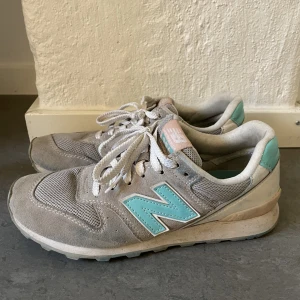 New Balance, strl 37 - New Balance sneakers strl 37💕 lite smutsiga, men går lätt att putsa bort! Färg: grå/beige
