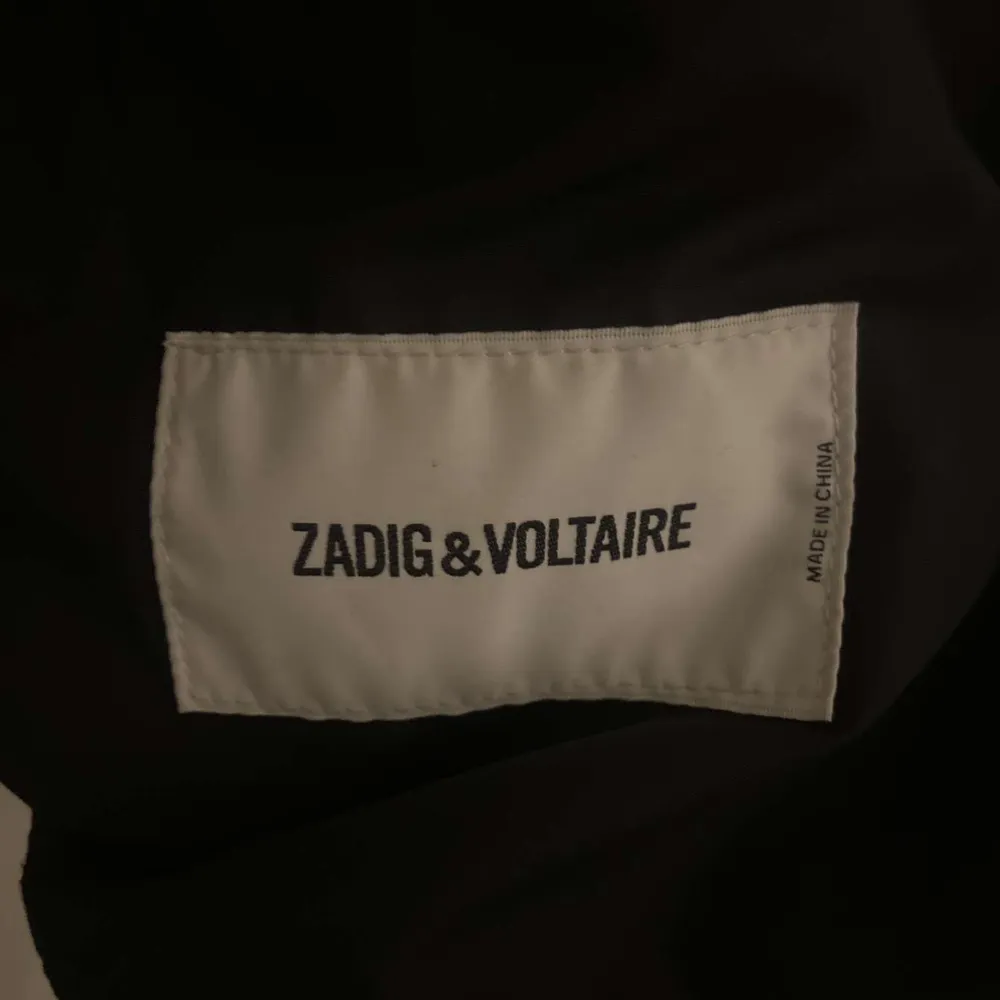 Zadig & Voltaire jacka Nypris 3750kr Nyskick Knappt använd Storlek medium (ganska liten i storlek) . Jackor.