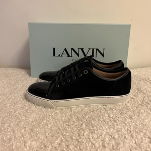 Lanvin - Tja! Säljer nu mina Lanvin dbb1 cap toe i mörkblå mocka med glansig framdel. Skorna är helt nya, kvitto och låda medföljer självfallet. Storlek 8 vilket motsvarar cirka 42/43, passar perfekt på mig som har 42/43 i nästan alla designer skor. BIN: 3200 sek
