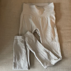 Krämvita Träning Byxor  - Gymshark inspirerande byxor i beige/krämvit. Helt oanvända, då jag beställt i andra färger. ❤️