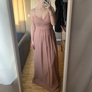 Balklänning  - Säljer denna magiska balklänning. Köpt på JJhouse och endast testad av mig. Jag är 166cm men den är för lång för mig så passar även de som är lite längre. Frakt tillkommer💋