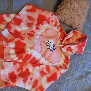 Hello Kitty hoddie st M/L - Hoddie endast prövad och säljes på grund av stl. Inköpt för va 700ke. Bild 3 är lånad bild.  Kan skickas om köparen bet frakt Stl 16 är ca 40/42