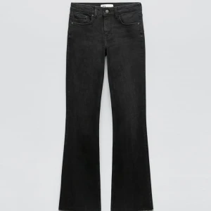 Low Rise jeans  - Intressekoll. Storlek 36. Säljer pga jag vill ha en mindre storlek. Slutsålda!