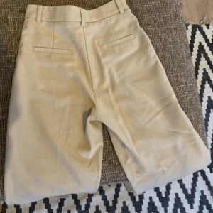 Supersköna kostymbyxor  - Säljer dessa kostymbyxor i storlek 32 från Monki. De är sparsamt använda och materialet är såå skönt! Säljer pgr av att de är för små i midjan och vid rumpan. Lagom i längd på mig som är ca 165/166 cm. Köparen står för frakt.