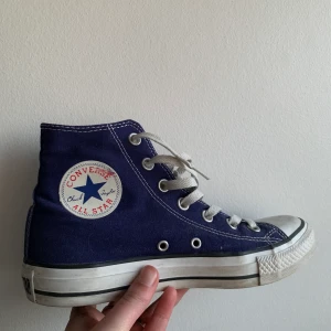 lila converse - ett par lila converse, inga defekter förutom liite smutsiga på sulan
