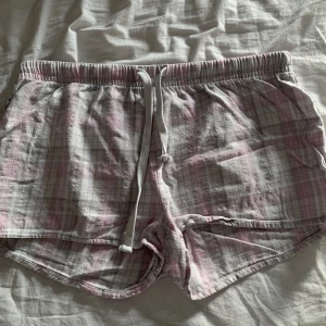Shorts - Pyjamasshorts från Ullared i storlek 40/42. Rosa med små inslag av glitter, använda men inte slitna. Frakt tillkommer
