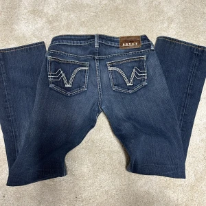 Lågmidjade bootcut jeans - Dessa jeans är köpte här på Plick men de var tyvärr lite för små för mig. Jeansen är som nya🫶🏻Midjemått 82cm och innerben 80cm❤️
