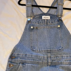 Hängselbyxor  - Coolaste byxorna från Monki i fint skick! Väldigt sparsamt använda då jag inte är tillräckligt modig hehe😢