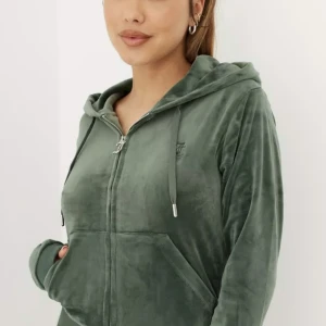 juciy couture zip up - juciy couture zip up i jättebra skick fick i julklapp men har inte fått någon användning av den 