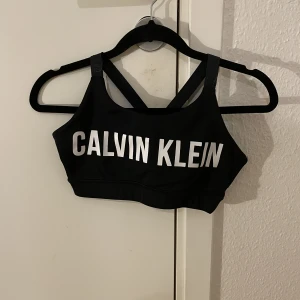 Calvin Klein topp - Träningstopp från Calvin Klein. Säljer för jag inte använder den pga har liknande jag gillar mer. Fin krossad rygg 