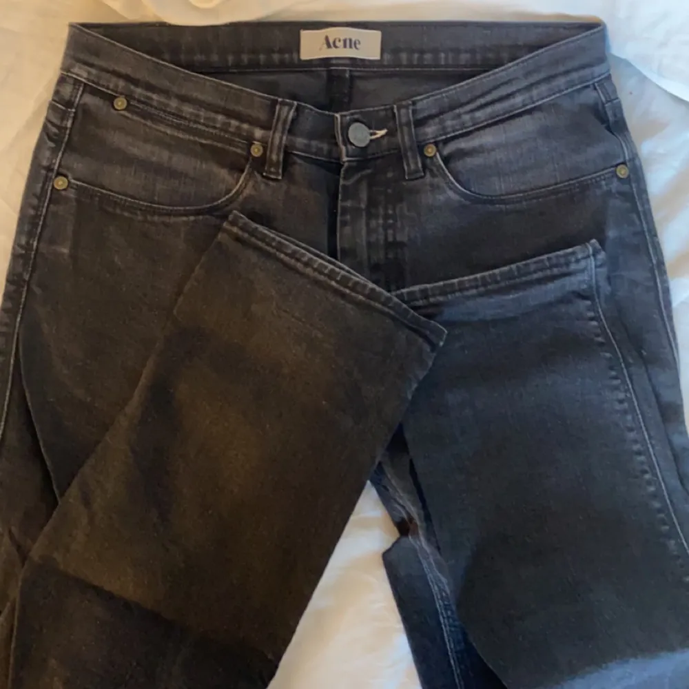 Lågmidjade acne studios jeans, skinny/straight i modellen skulle jag säga💕 Pris kan diskuteras!. Jeans & Byxor.
