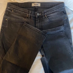 Lågmidjade acne studios jeans💕 - Lågmidjade acne studios jeans, skinny/straight i modellen skulle jag säga💕 Pris kan diskuteras!