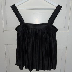 Plisserat linne - Svart plisserat linne med breda band