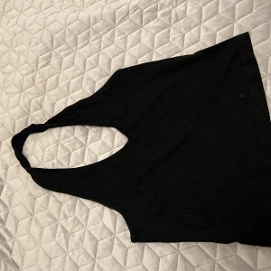 Halterneck topp - Jättefin halternecktopp i ribbat som tyvärr är för stor för mig 