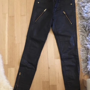 Nya skinnbyxor 36 - Snygga skinnbyxor stl 36, snygga guld detaljer och dragkedjor nedtill