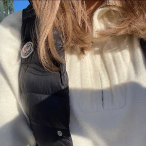 Moncler väst  - Säljer min moncler väst så jag inte längre använde😊 , använd endast ett få tal gånger och fortfarande i fint skick❤️