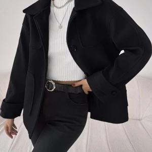 Kappa - Säljer denna superfina och trendiga kappan från Shein! JÄTTEBRA kvalitet får dock sälja den då jag köpt en annan💗Den är i storlek S men passar både XS, S och M! Min mamma har M och hon provade den och den satt jättefint! 