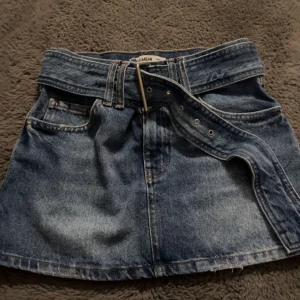 Jeanskjol  - Jätte jätte söt jeanskjol med skärp från pull&bear, helt oanvänd.