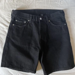 Snygga jeansshorts - Superbra skicka, använda 1 gång. Ska vara lite längre shorts, typ halvvägs ner till knäet.