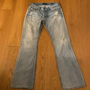 Superfina lågmidjade jeans från märket GUESS i ljus wash. utsvängda ned. Modellen heter ”Falcon slim boot” storlek 32, men pga vintage är de bara lite större på mig som vanligt har storlek 29/30 EU storlek 38/M. Midjemått 80-83cm. Innerbenslängden 85cm💞
