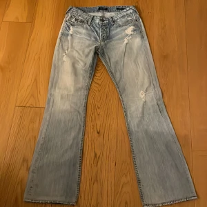 GUESS jeans- lowwaist bootcut - Superfina lågmidjade jeans från märket GUESS i ljus wash. utsvängda ned. Modellen heter ”Falcon slim boot” storlek 32, men pga vintage är de bara lite större på mig som vanligt har storlek 29/30 EU storlek 38/M. Midjemått 80-83cm. Innerbenslängden 85cm💞