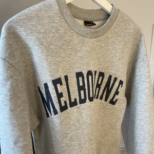 Grå sweatshirt  - Grå sweatshirt från Gina tricot✨bara att skriva för fler bilder eller frågor🥰