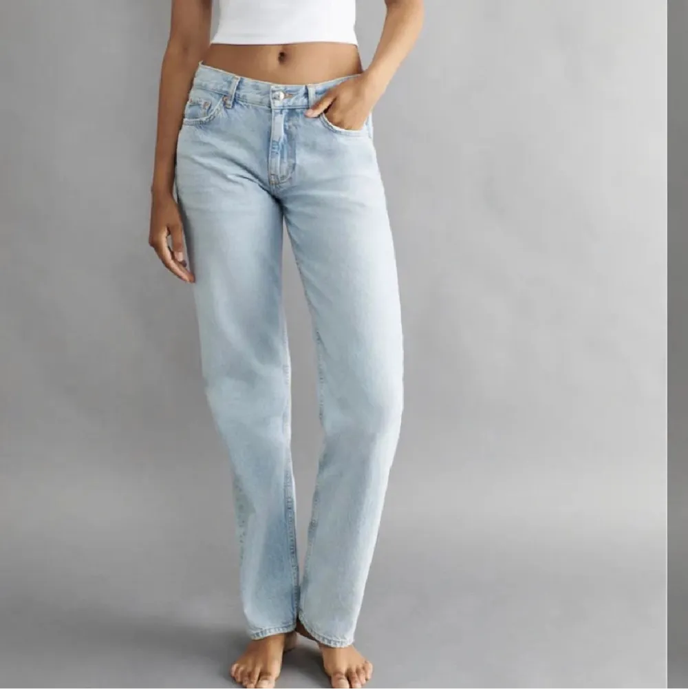 Säljer dessa så fina lowrise jeansen från gina. Sparsamt använda och inga slitningar 💓💓. Jeans & Byxor.