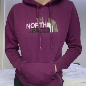 The North face hoodie - Lila Hoodie från the north face i bra skick! Storlek M men skulle säga att den är lite liten i passformen😊