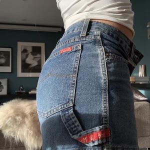 Jeansshorts - Säljer dessa fina jeansshorts från Mudd då de är för små! Jättefin blå färg perfekt till sommaren. Superfint skick och söta röda detaljer!