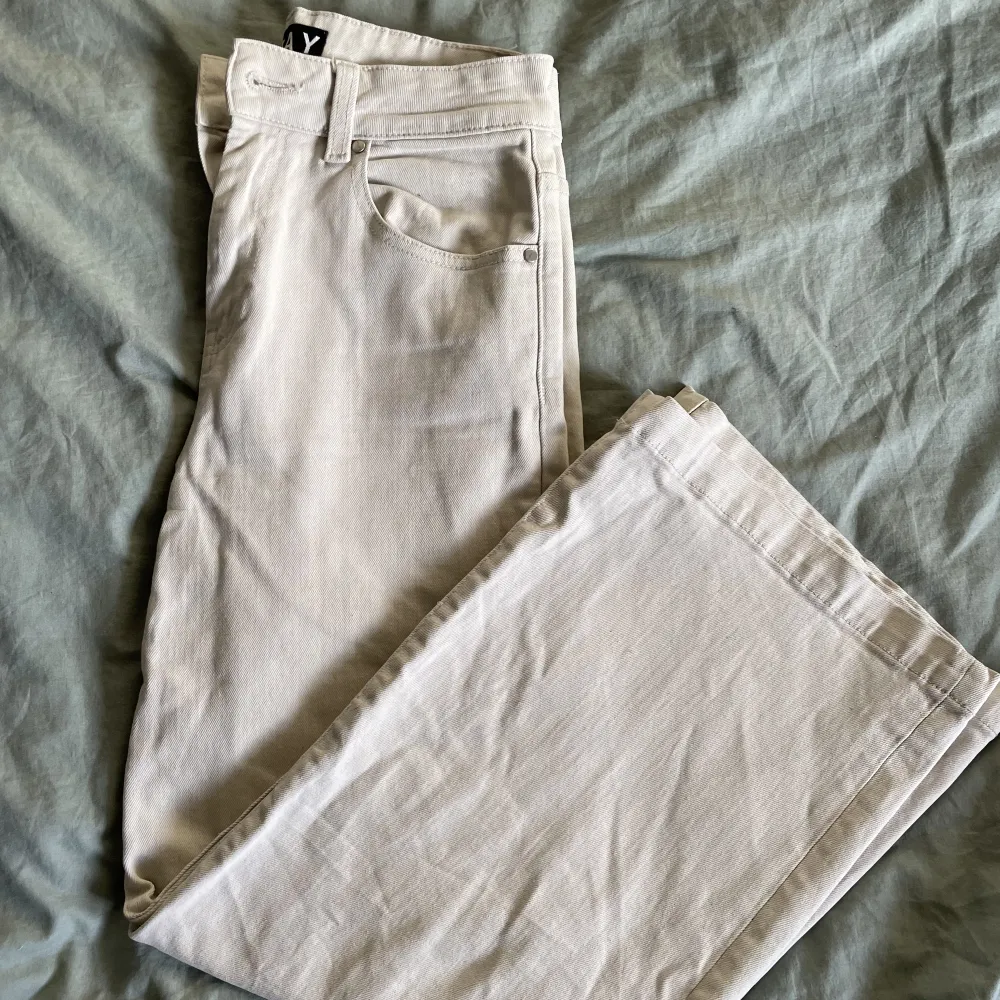 Vita/beige vida byxor från carlings . Jeans & Byxor.