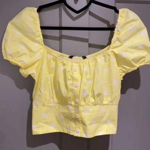 Gul topp - Charmig topp som passar allra bäst vid middagar, fester mm💛💛 prislappen kvar och aldrig använd!