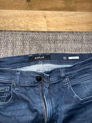 Säljer dessa mörkblåa jeans från replay då dem tyvärr är försmå