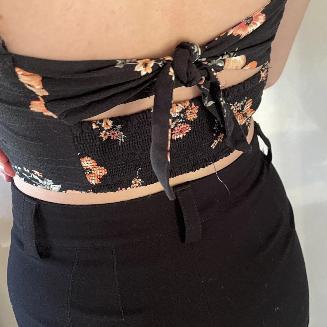 Svart blommig topp - 90