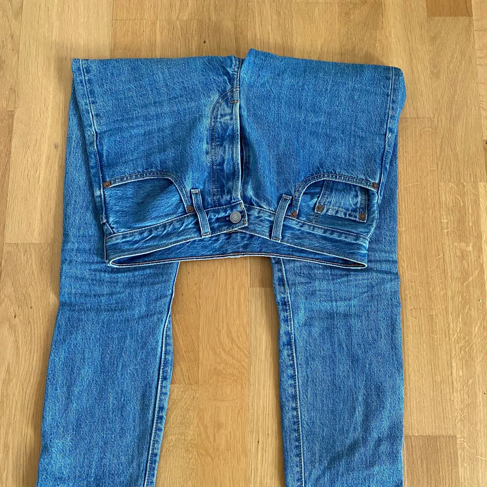 Fina Levis jeans i mycket bra skick. Använda fåtal gånger. Köparen står för eventuell frak. Frakten ingår inte i priset. Köpta för 1200. W25 L28. Jeans & Byxor.