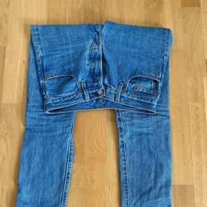 Fina Levis jeans i mycket bra skick. Använda fåtal gånger. Köparen står för eventuell frak. Frakten ingår inte i priset. Köpta för 1200. W25 L28