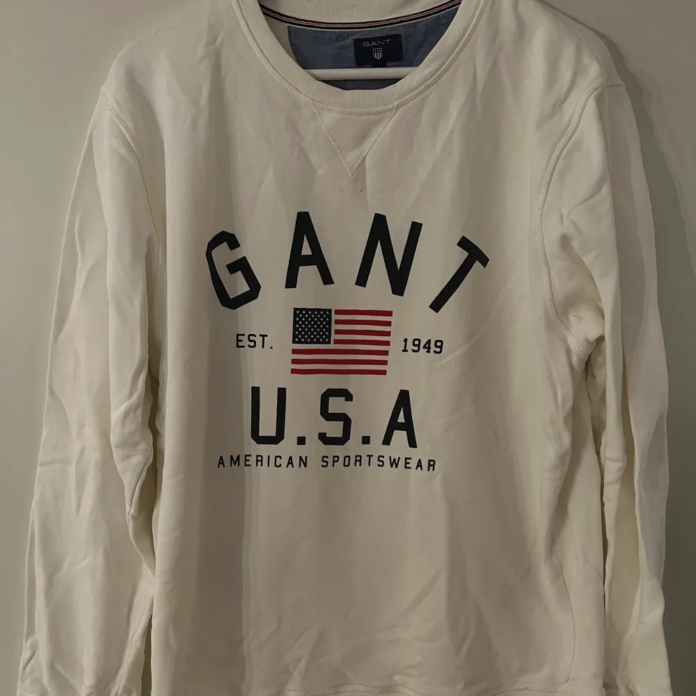 Säljer min fina oringal vit Gant tröja som är i bra sick, nästan aldrig använd.   Nypris: 999:-   Ta emot swish. Kan skickas på Post men då stå du för frakten . Tröjor & Koftor.