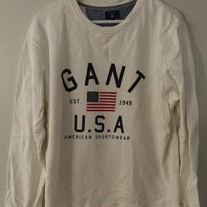 Säljer min fina oringal vit Gant tröja som är i bra sick, nästan aldrig använd.   Nypris: 999:-   Ta emot swish. Kan skickas på Post men då stå du för frakten 