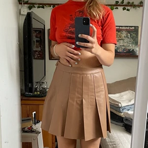 Tenniskjol - Sjukt snygg kjol i nyskick, säljer då den inte kommer till användning🤍står att den är i M, men skulle säga mer som S. Pris kan diskuteras 