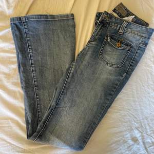 Ljusblåa utsvängda jeans med låg midja. Köpta från vero Moda❤️köparen står för frakt