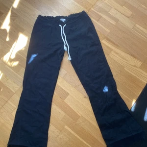 Linnebyxa - Blåa linne byxor från Roxy, köpta på Zalando nypris 599, inte använda men har lite lim på innersidan för att jag har kortat ner dem men det är inget som syns på utsidan. Egen frakt betalas